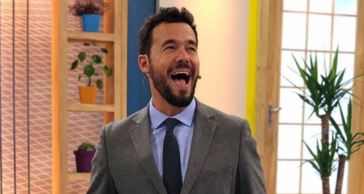 Eduardo de la Iglesia sonrie en el set de Hola Chile en La Red. El animador dejó la señal para ir a un nuevo canal de televisión.