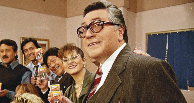 Eduardo Ravani posa sonriente en el set de Jappening con Ja.