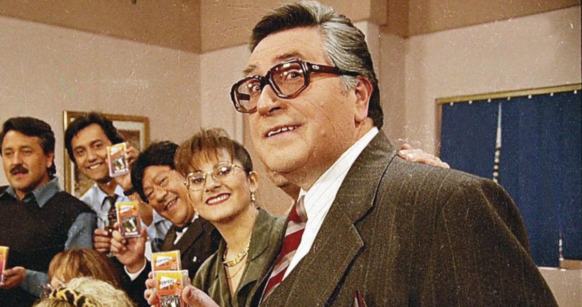 Eduardo Ravani posa sonriente en el set de Jappening con Ja.