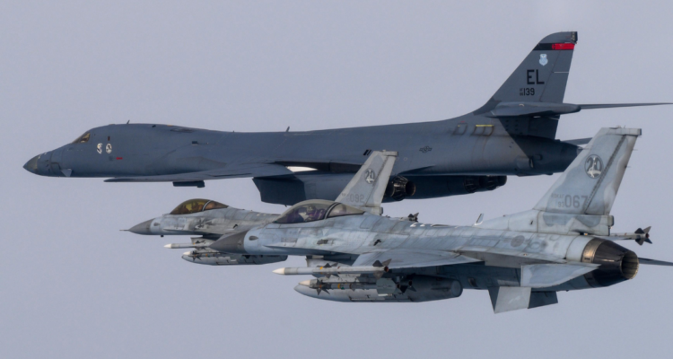 Ejercicio conjunto de aviones de combate F-15K y KF-16 de Corea del Sur y un bombardero estratégico B-1B de Estados Unidos