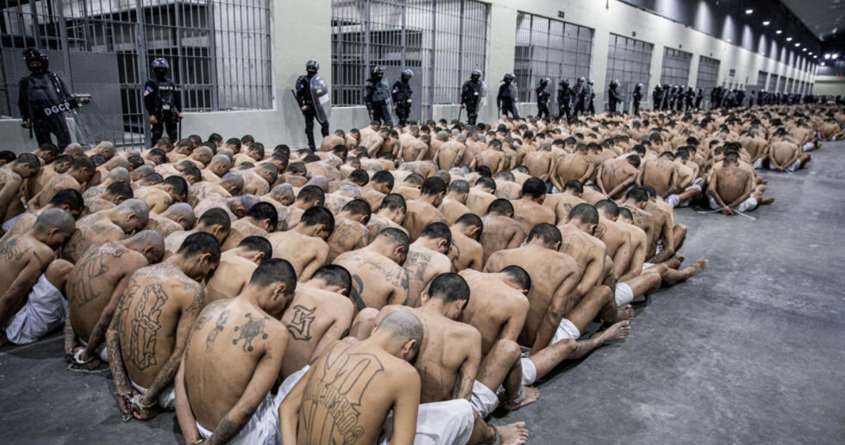 El Salvador: trasladan a segundo grupo de 2.000 presuntos pandilleros a mega-cárcel de Bukele