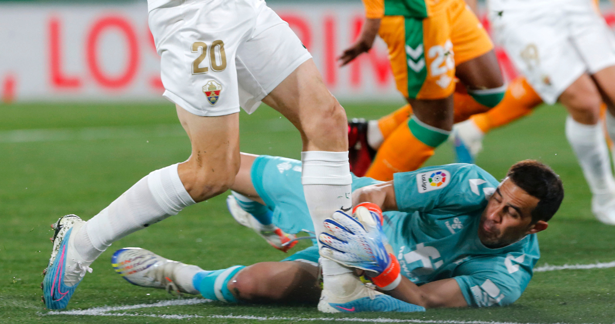 Claudio Bravo es víctima de racismo por parte de la afición del Elche.