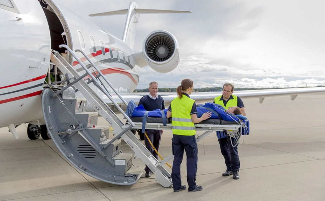 La azafata de Air Albania fue trasladada a un hospital de Reino Unido