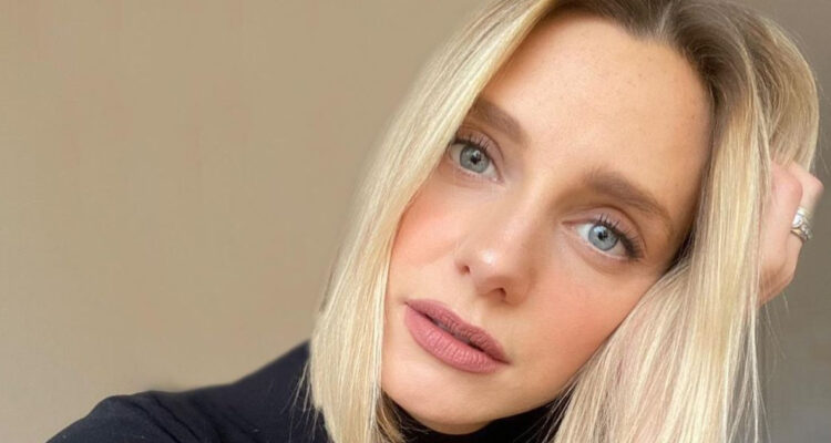 Emilia Daiber posa con rostro serio mientras gira levemente su cabeza.