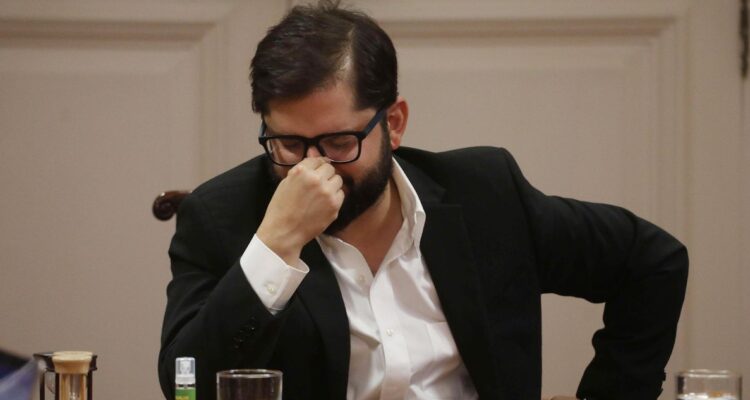 Casi un 80% está de acuerdo o muy de acuerdo con un cambio de Gabinete según encuesta Data Influye