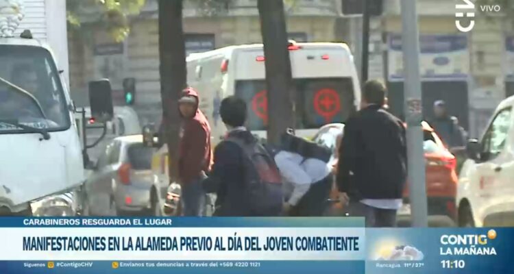 Equipo de Mega es atacado por manifestantes en la Alameda: “Fuimos agredidos por la espalda”