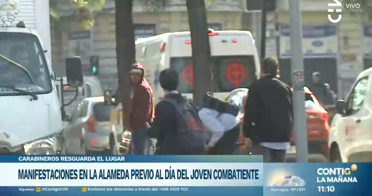 Equipo de Mega es atacado por manifestantes en la Alameda: “Fuimos agredidos por la espalda”