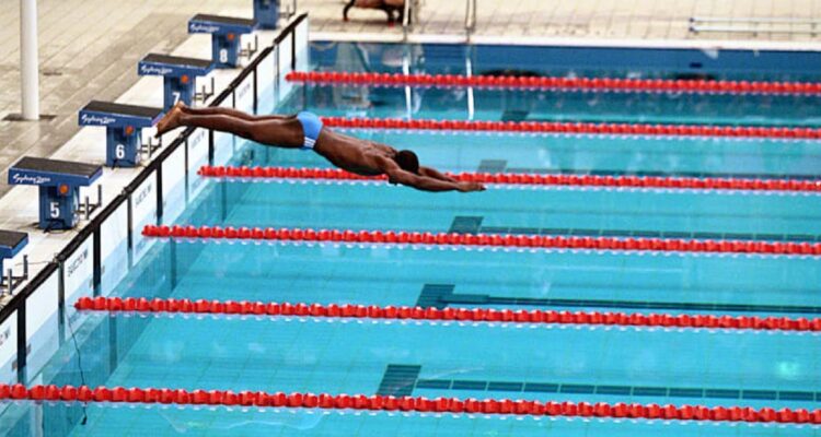 Eric Moussambani durante su histórica presentación en Sídney 2000.