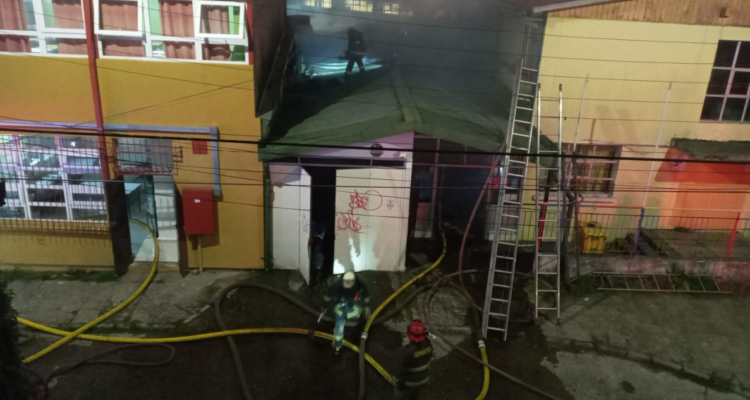 Incendio consume escuela diferencial en Valdivia
