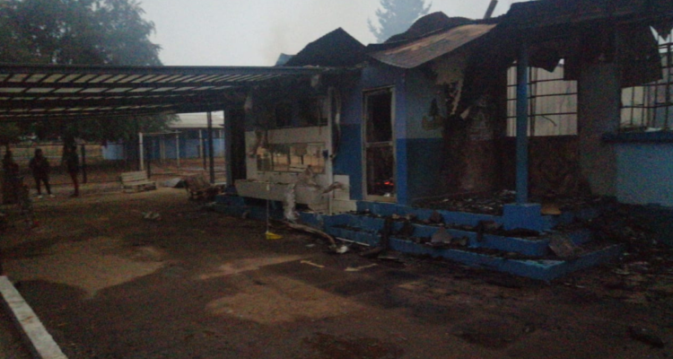 Destruyen por completo una escuela básica durante ataque incendiario en Victoria