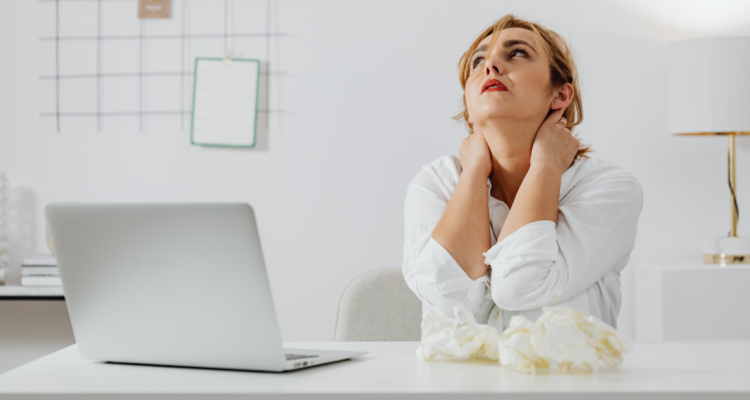 Mujer estresada trabajando, en referencia a estudio que afirma que el estrés disminuye la capacidad intelectual y la memoria