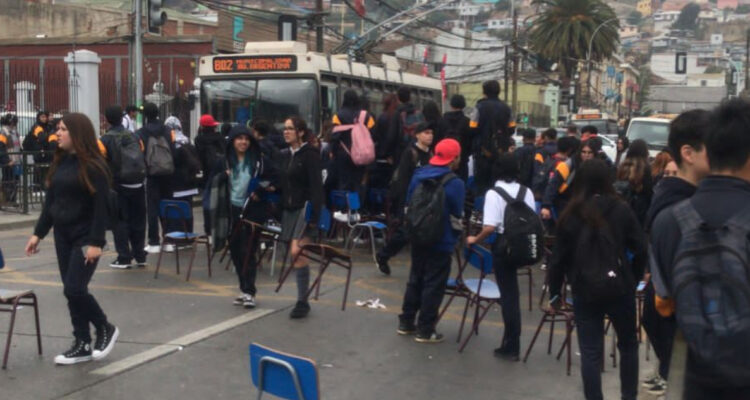 Estudiantes cortan tránsito en Valparaíso