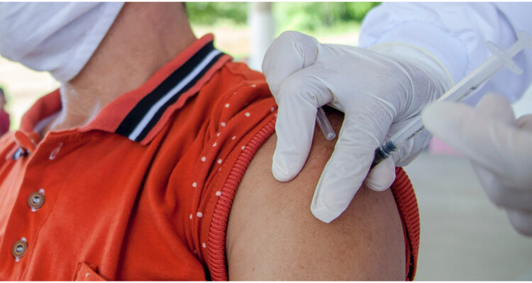 PERSONA SIENDO VACUNADA