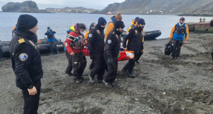 Evacúan adulta mayor desde crucero en Bahía Fildes