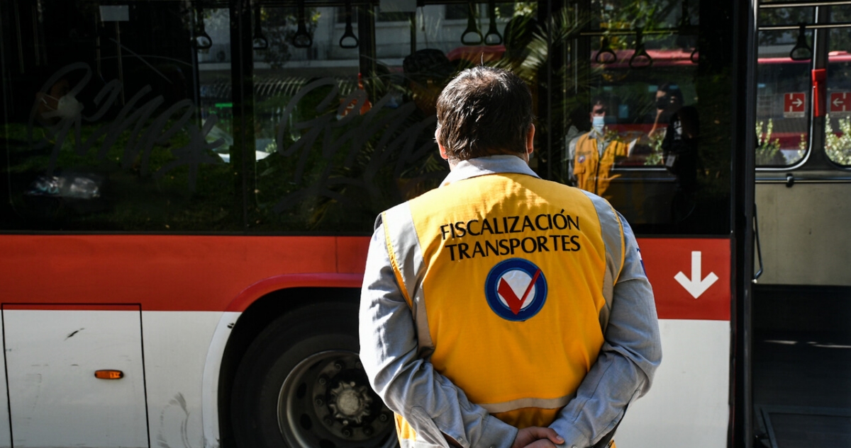 https://www.biobiochile.cl/noticias/nacional/region-metropolitana/2023/01/12/bus-555-al-aeropuerto-de-santiago-cuanto-cuesta-donde-se-toma-y-cuales-son-sus-paraderos.shtml