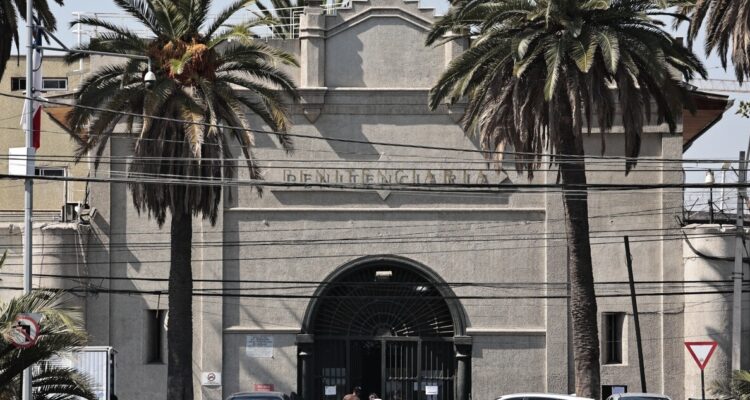 Carabinero fue detenido mientras ingresaba una camioneta con droga a la ex Penitenciaría en Santiago