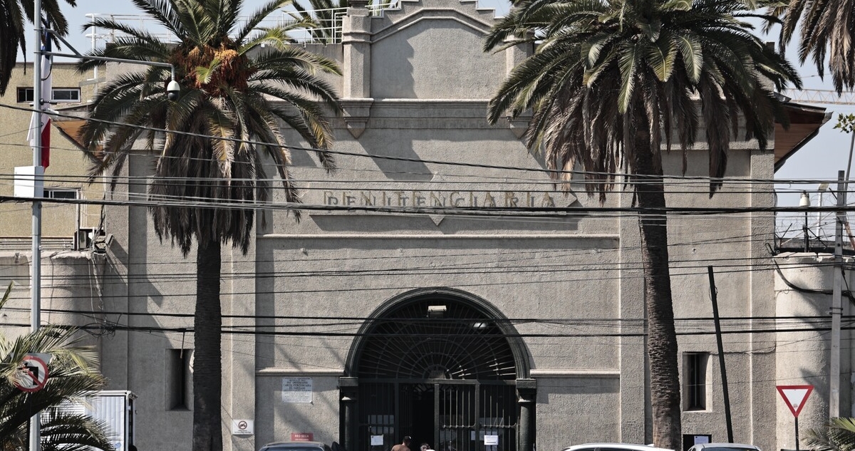 Carabinero fue detenido mientras ingresaba una camioneta con droga a la ex Penitenciaría en Santiago
