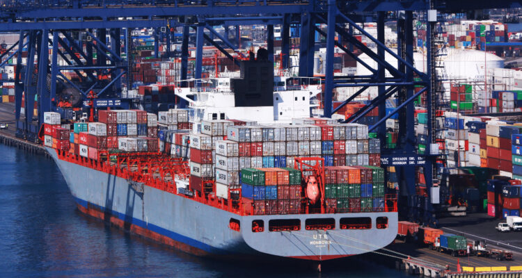 Las exportaciones aumentaron en febrero pese al débil desempeño del cobre