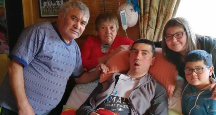 La familia de Pablo Otárola acompañando al exjugador en los momentos difíciles.