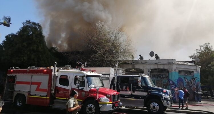 Incendio destruye “La Fortelaza Narco” en el Barrio Yungay de Santiago