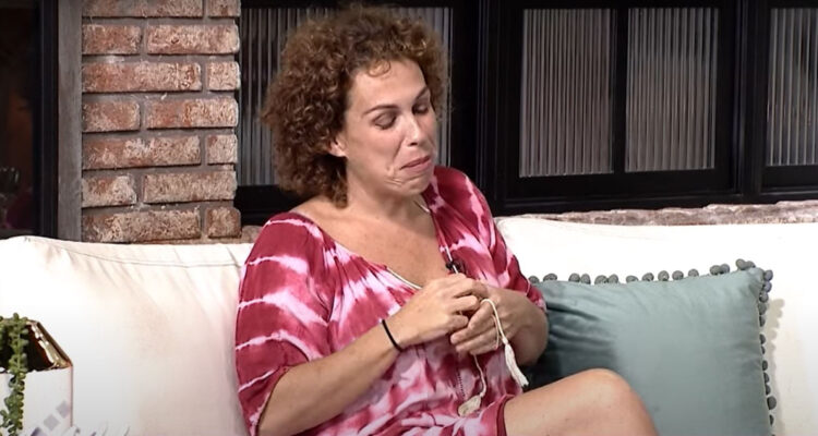 Francesca Conserva hablando emocionada en Milf.