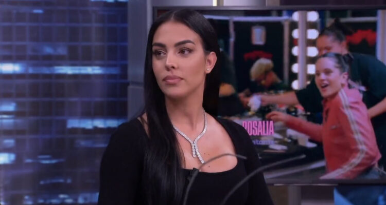 La modelo Georgina Rodríguez hablando en El Hormiguero sobre sus métodos de crianza, doinde aseguró que mostraba videos de niños que no pueden comer para que sus hijos no dejen comida en el plato.