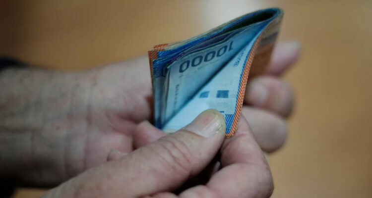 Gobierno no descarta alza de sueldo mínimo hasta los $500 mil