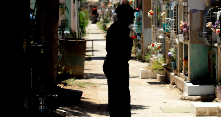 Trabajador de cementerio viñamarino reporta macabro hallazgo al interior de saco en medio del recinto