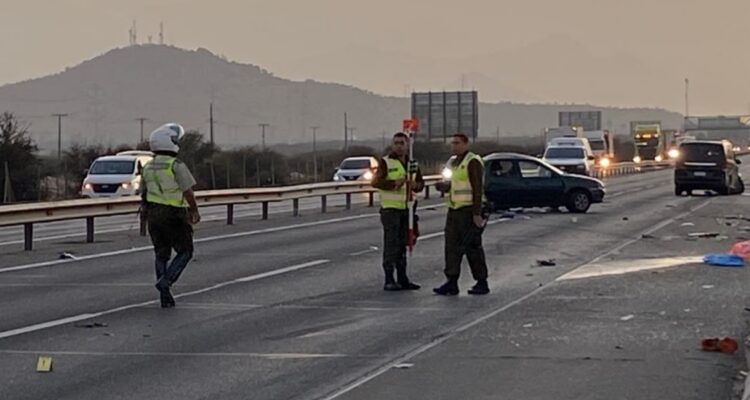 Hombre muere atropellado en la Ruta 68 tras bajarse a empujar un vehículo