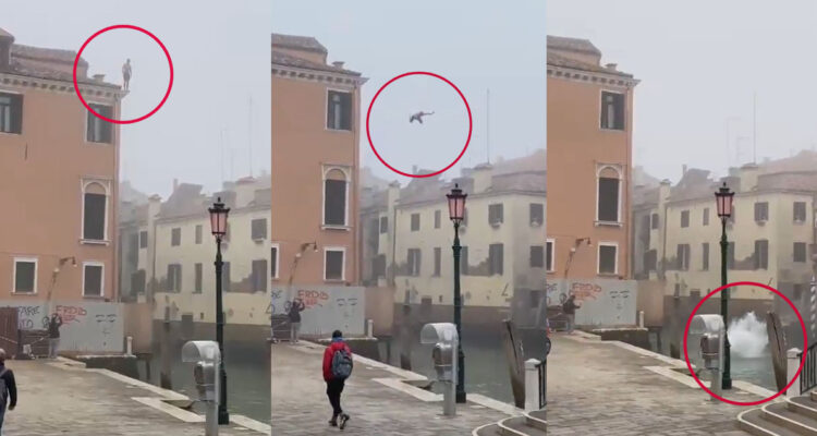 El hombre en el momento en el que saltó del edificio al canal de Venecia.