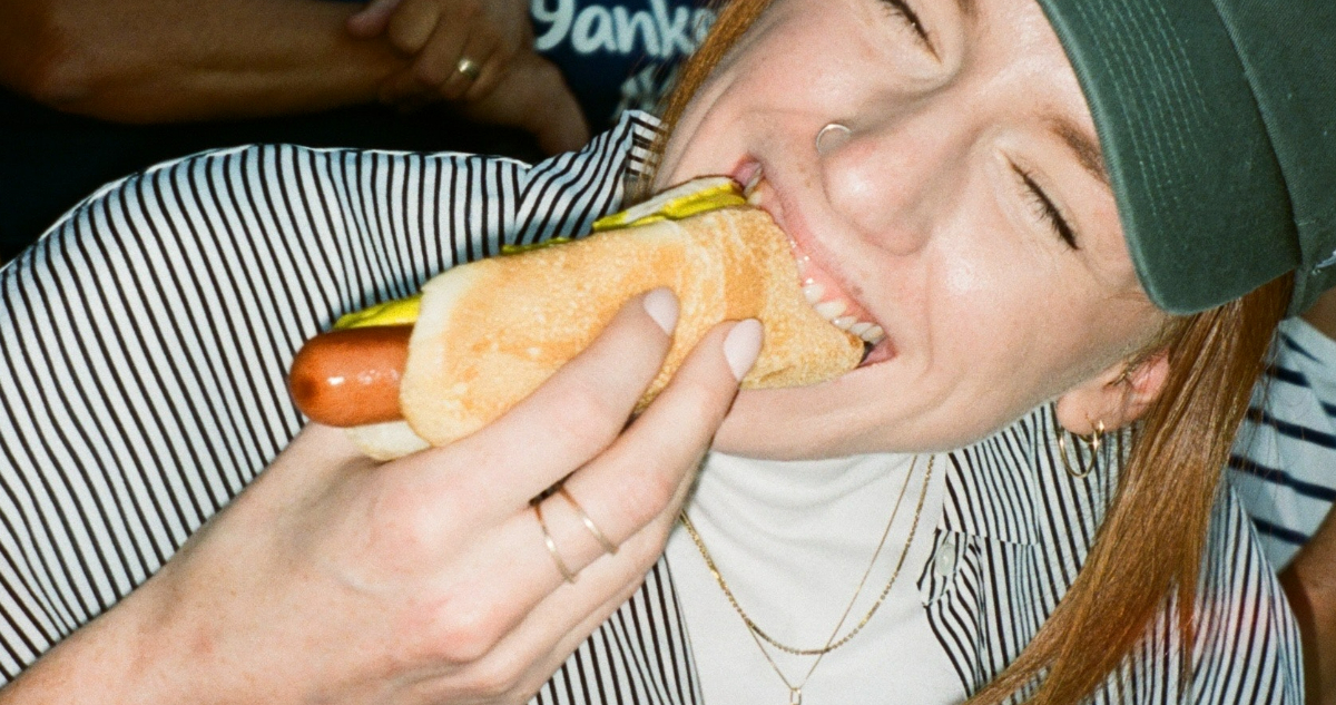 PERSONA COMIENDO
