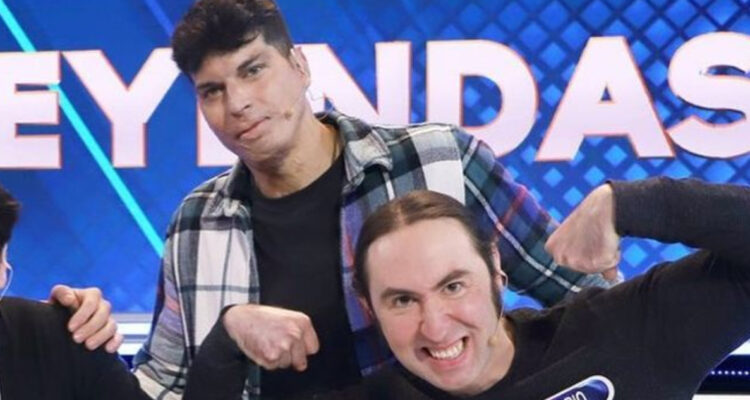 Los exchicos reality Ignacio Lastra y Mario Ortega en un programa de Canal 13. Los amigos fueron encarados en redes sociales por no pagar la cuenta de un bar.