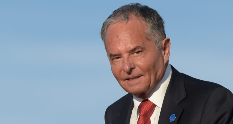 Ike Perlmutter posa mirando serio hacia la cámara.