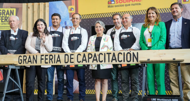Ministras del Trabajo y de la Mujer valoran el aporte de Gran Feria de Capacitación Sodimac al rubro