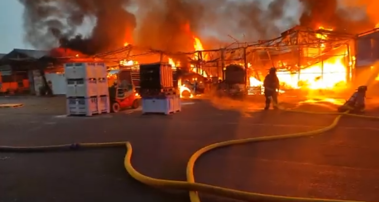 Incendio afectó a 15 locales comerciales y a una vivienda en San Antonio