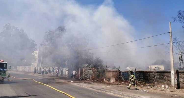 Incendio se registró al interior de terreno de Aguas Andinas en la comuna de Puente Alto