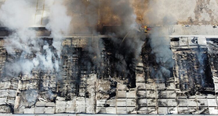 Incendio se reactiva en bodegas San Francisco en Pudahuel y genera enorme columna de humo
