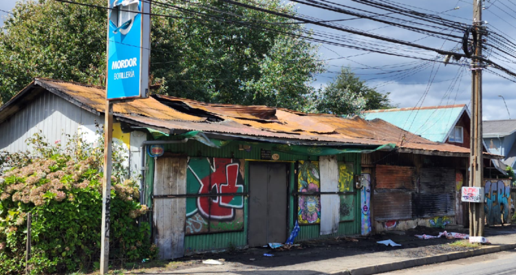 Incendio destruyó botillería en Valdivia