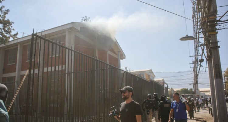 Principio de incendio en sede municipal deja operativo por demolición de narco-casa en La Florida