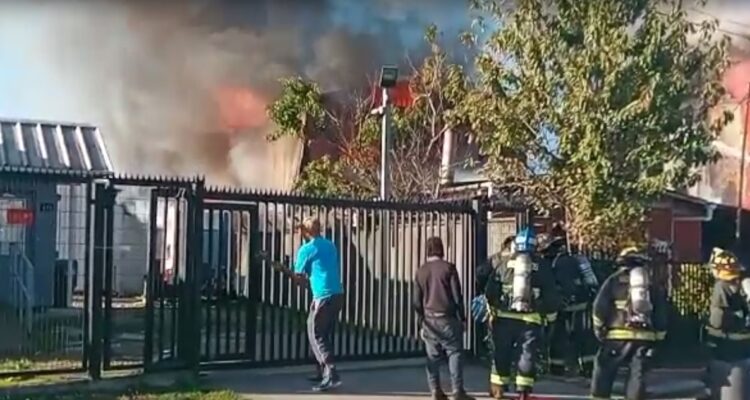 Incendio destruye dos viviendas en Valdivia