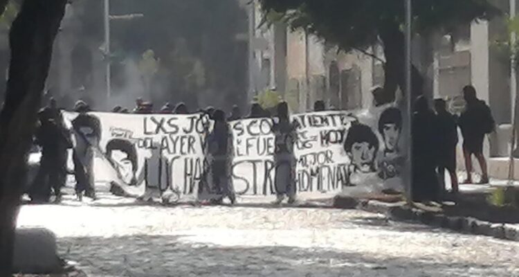 Encapuchados lanzan elementos incendiarios en nuevos incidentes afuera del Liceo de Aplicación