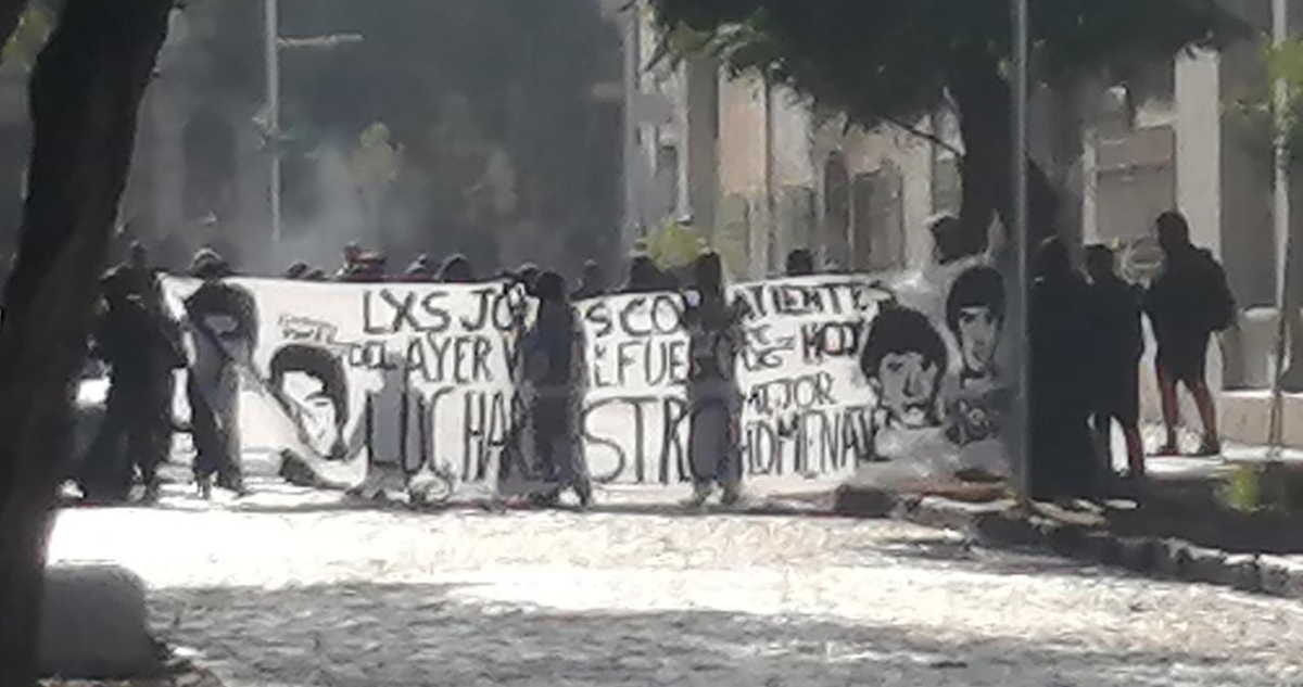 Encapuchados lanzan elementos incendiarios en nuevos incidentes afuera del Liceo de Aplicación