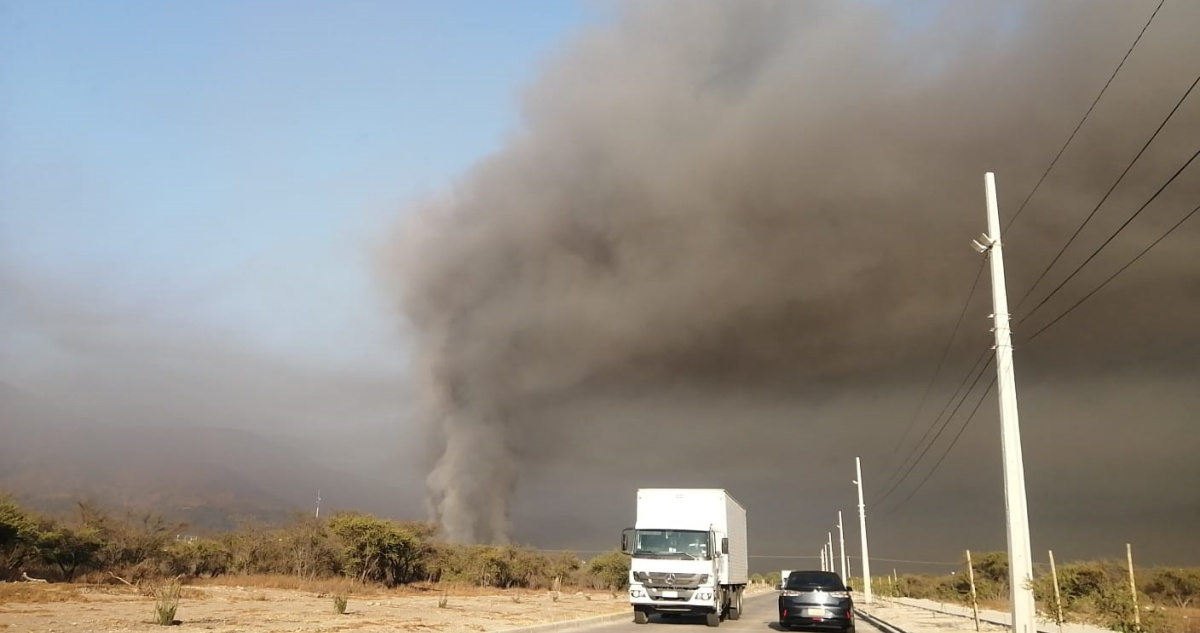 Incendio se reactiva en bodegas San Francisco en Pudahuel y genera enorme columna de humo