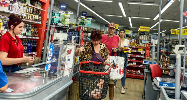 La inflación en Argentina sigue descontrolada y anota alza de 102,5% interanual