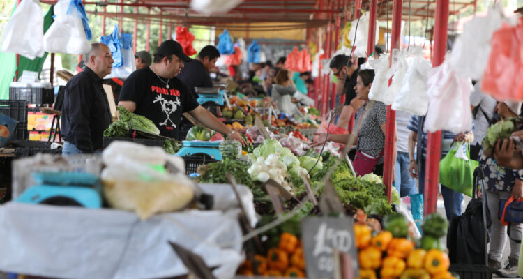 Ipsos: confianza de consumidores cae en febrero por debajo del promedio mundial