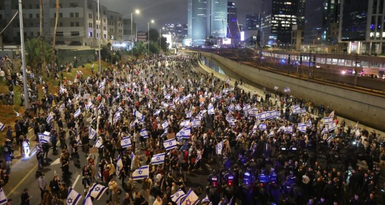 Israelíes protestan contra cese de ministro de Defensa tras pedir frenar reforma judicial