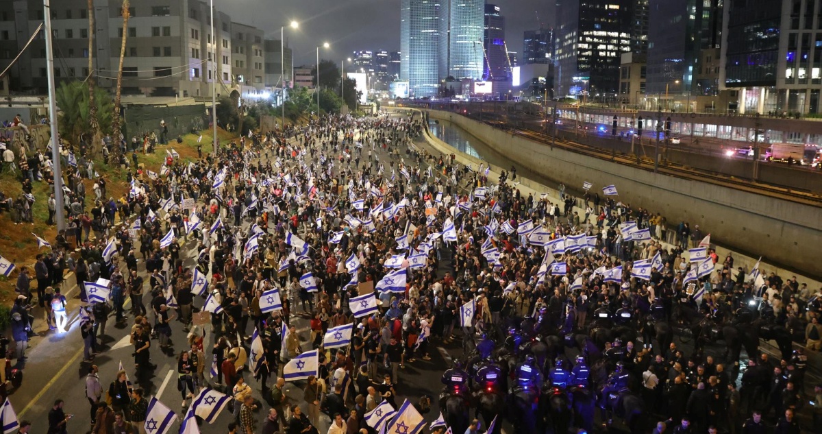 Israelíes protestan contra cese de ministro de Defensa tras pedir frenar reforma judicial