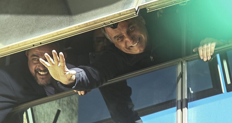 Bolsonaro saluda a sus adherentes en la sede del PL
