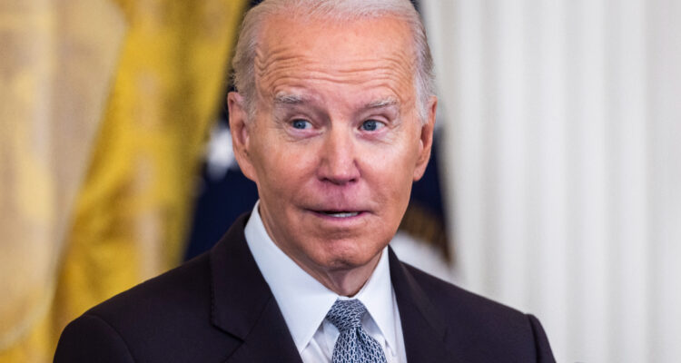 Joe Biden da visto bueno a ley para desclasificar documentos sobre el origen del covid-19