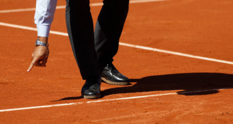 Juez de silla en el tenis es suspendido de por vida por arreglos de puntos.